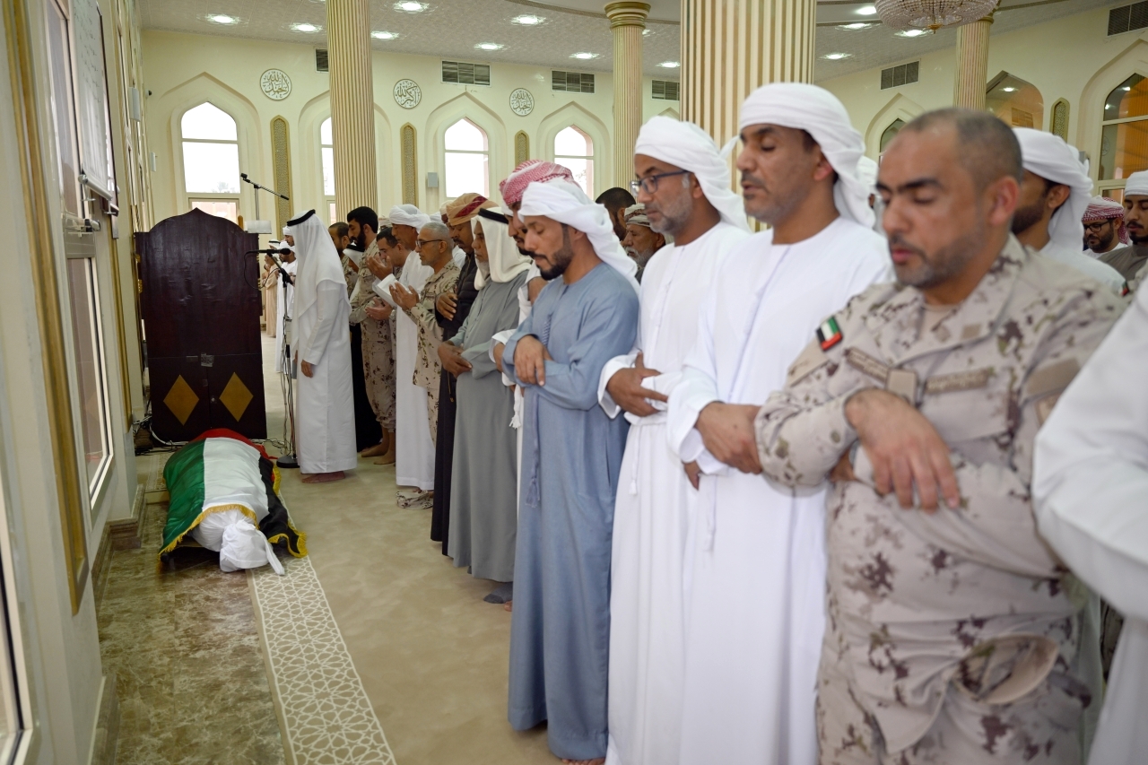 "عيسى المزروعي أثناء صلاة الجنازة على جثمان محمد الشامسي"