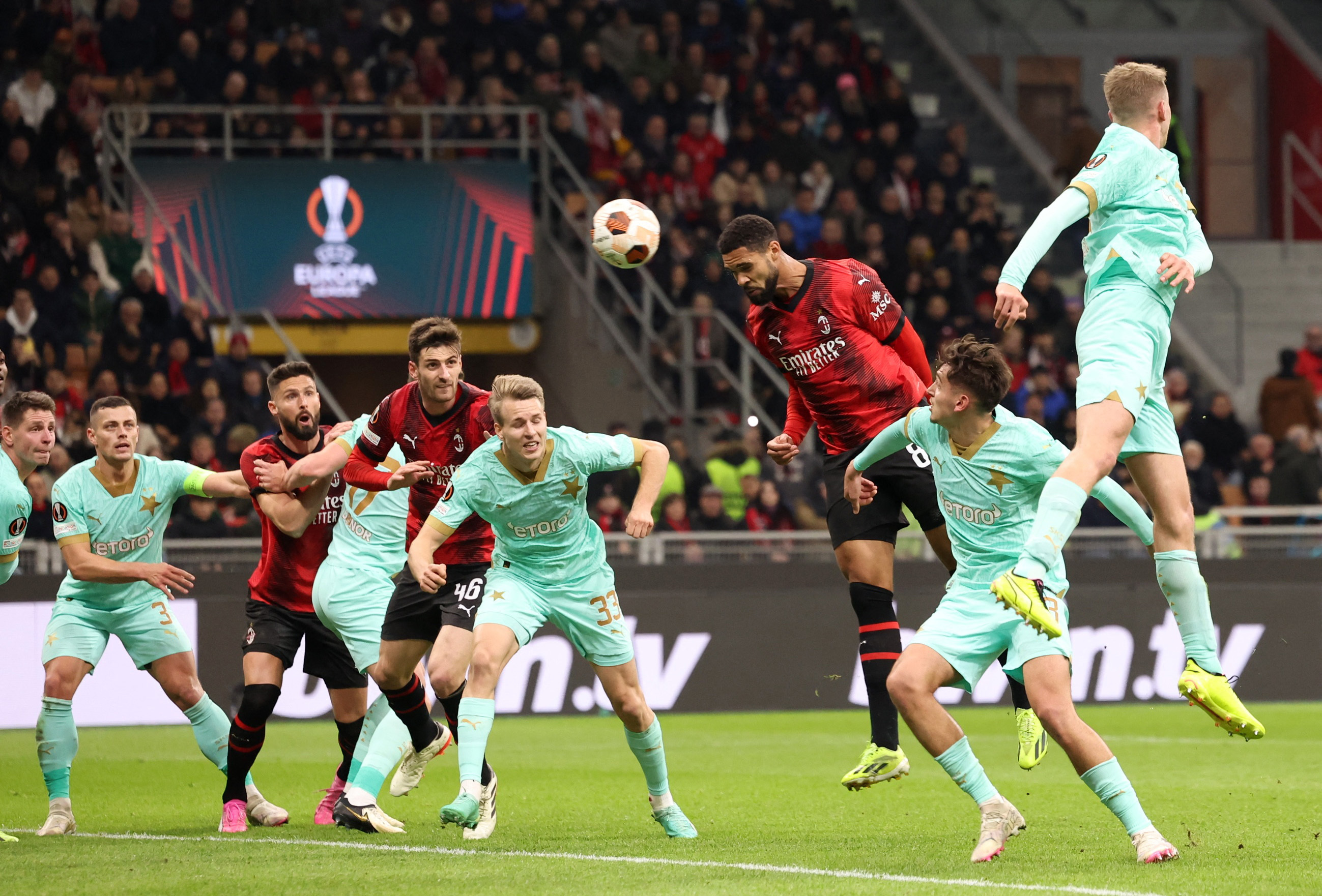 ميلان يهزم سلافيا براغ ومارسيليا يكتسح فياريال في الدوري الأوروبي