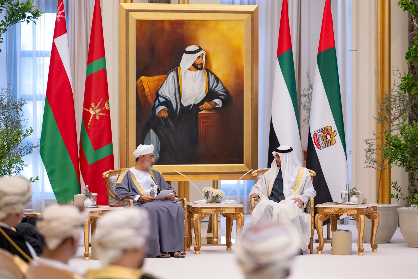 رئيس الدولة وسلطان عمان يبحثان تعزيز العلاقات الأخوية والتطورات في المنطقة