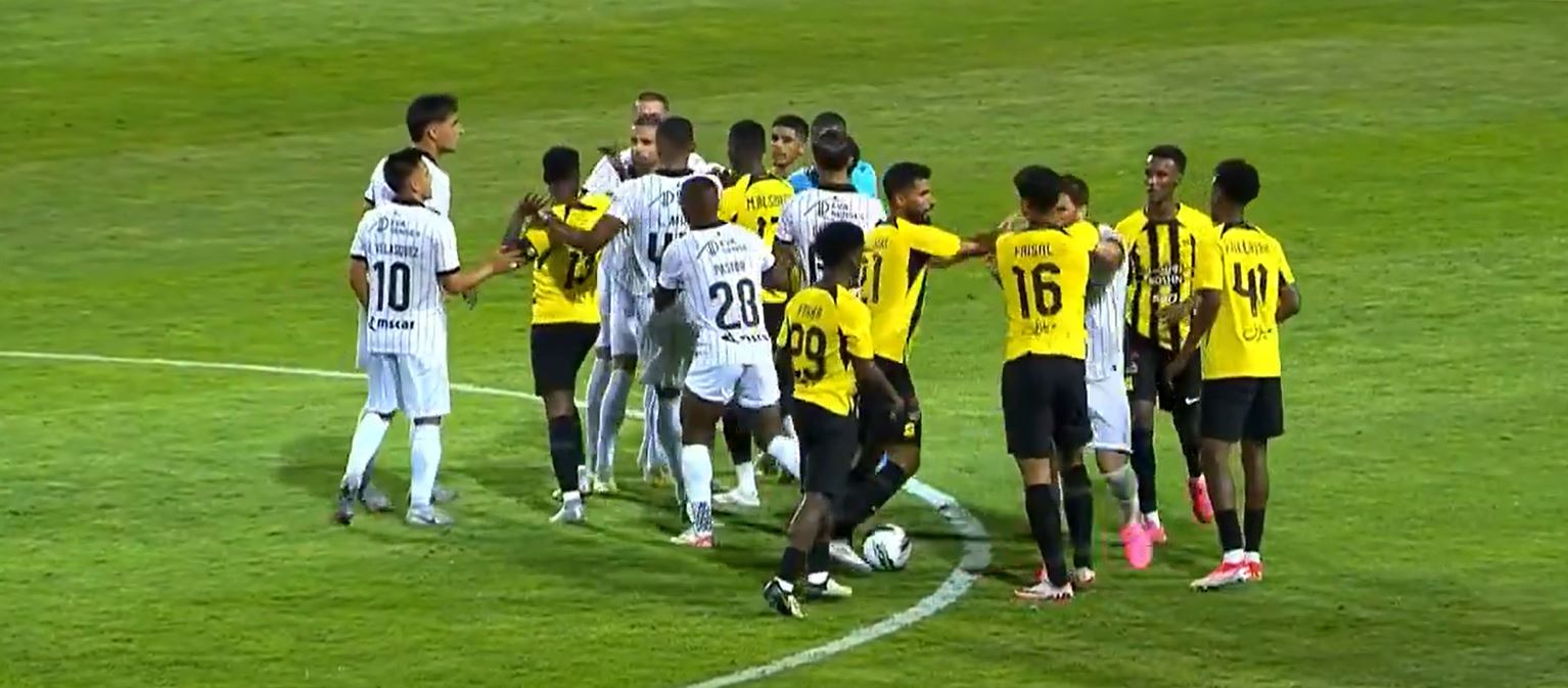 ودية بين اتحاد جدة ونادي فارينزي البرتغالي تتحول إلى "ساحة قتال" (فيديو)