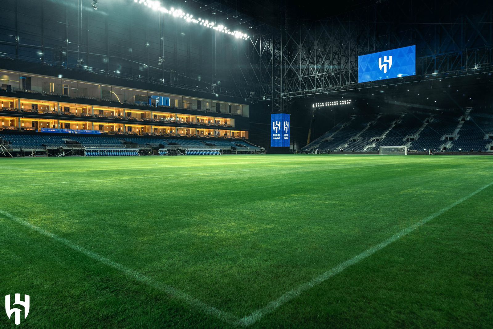 قبل أيام من السوبر.. الهلال والاتحاد في ملعب جديد والجماهير تنتظر القمة