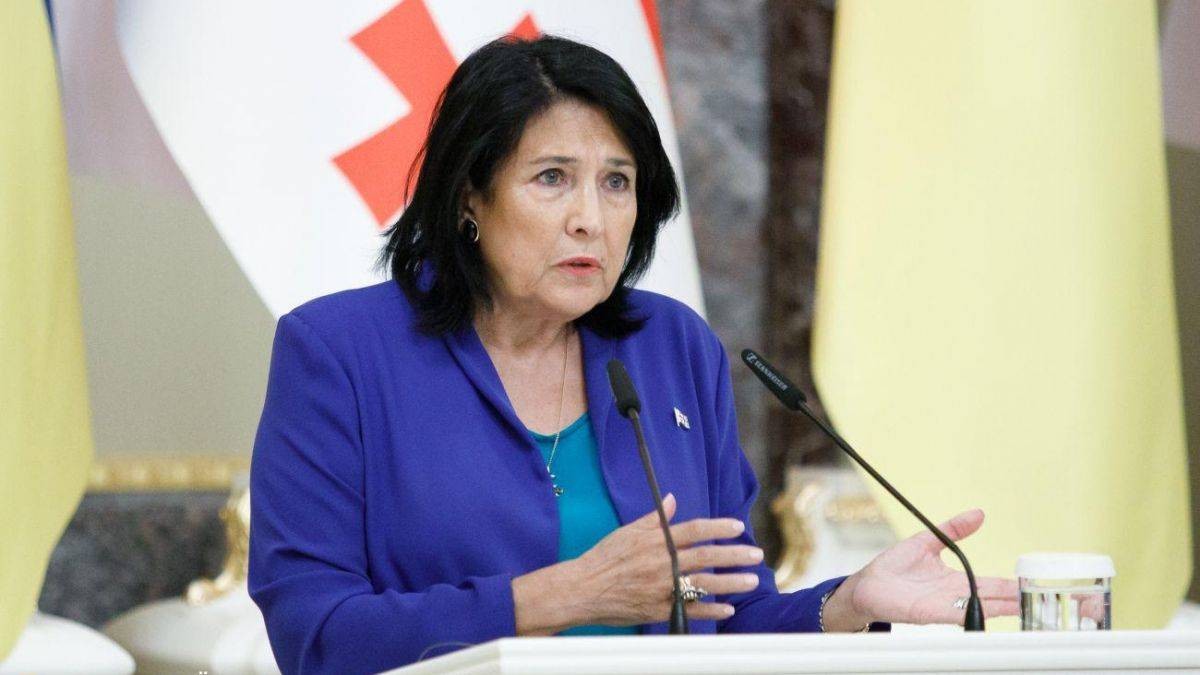 رئيسة جورجيا ترفض التخلي عن مهام منصبها وسط أزمة سياسية