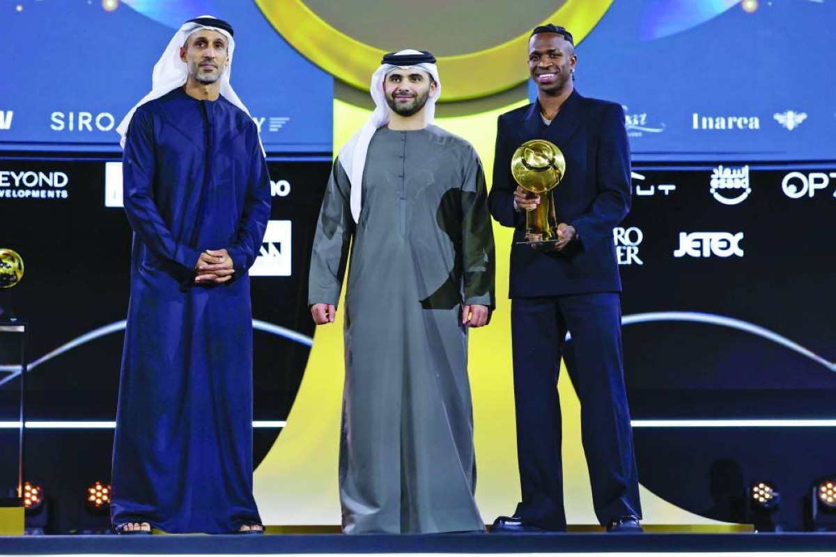منصور بن محمد يكرّم الفائزين بجوائز «دبي غلوب سوكر»