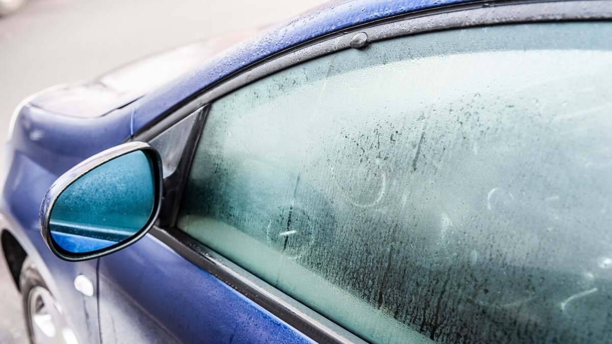 حيلة بسيطة تمنع تشكّل الضباب على نوافذ السيارة في ثوانٍ