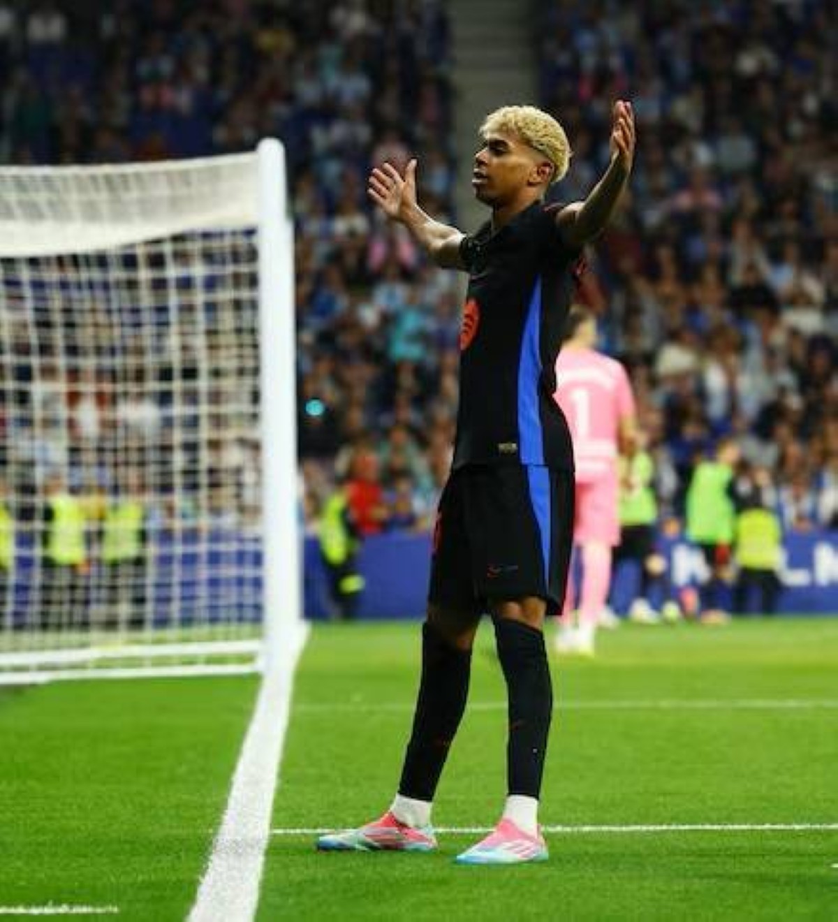 الأمين يامال يلهم برشلونة ويتصدر مشهد كرة القدم العالمية