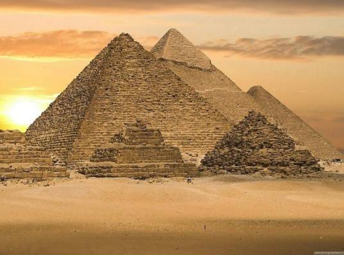 أهرامات الجيزة.. اكتشاف "عالم خفي" على عمق 2000 قدم تحت الرمال