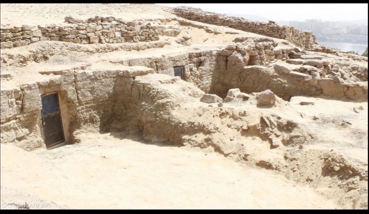مقابر منحوتة في الصخر بأسوان
