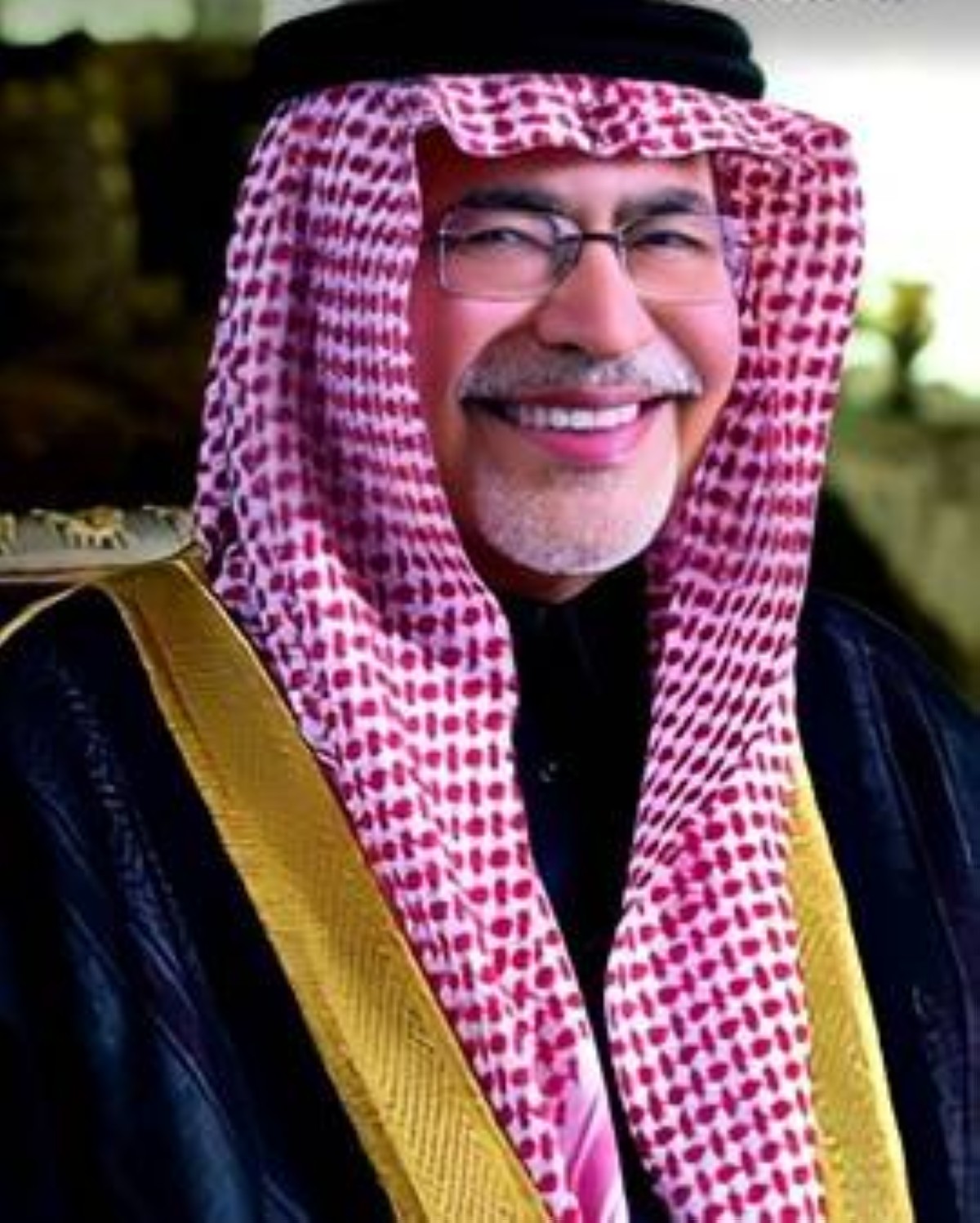 عبدالعزيز خوجة.. جمع السياسة والدبلوماسية مع الكيمياء والشعر
