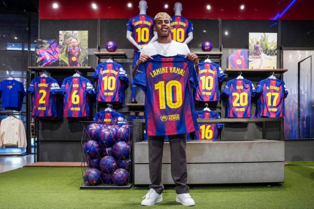 يامال يرتدي الرقم 10 في برشلونة