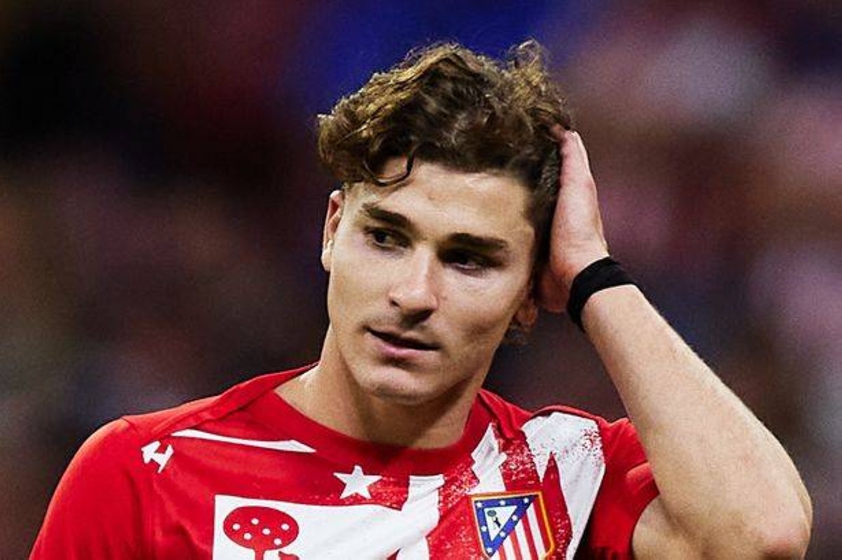 ضربة موجعة.. ألفاريز يغيب عن أتليتيكو مدريد أمام ليفربول