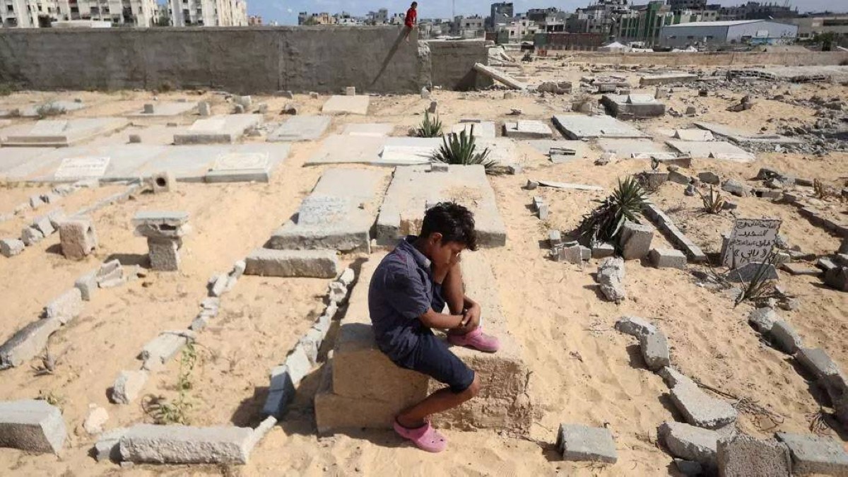 غزة تحت النار.. نازحون يعيشون بين الأموات في المقابر