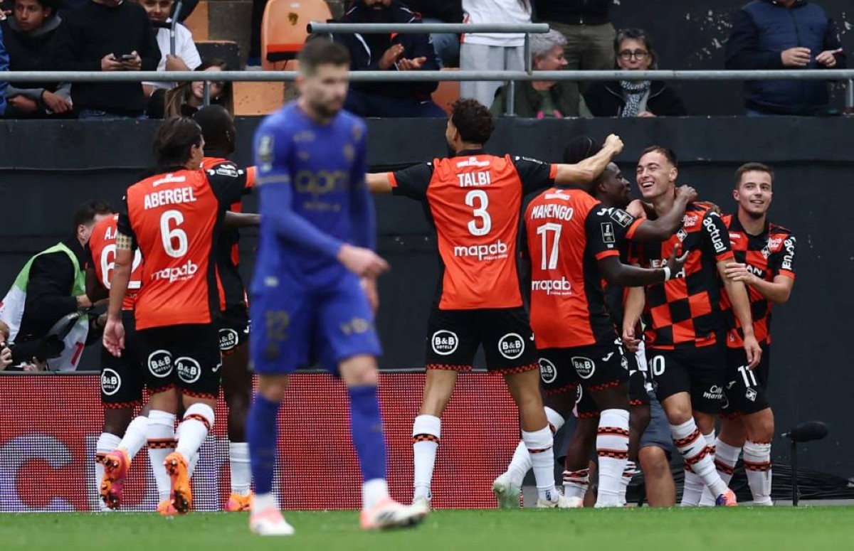موناكو يسقط بثلاثية أمام لوريان في الدوري الفرنسي