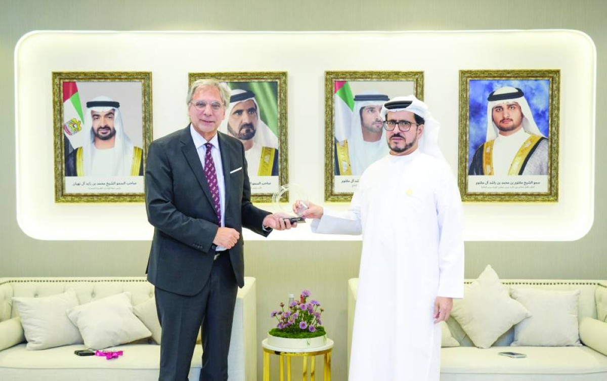 سعيد الطاير يناقش والقنصل الهولندي سبل التعاون