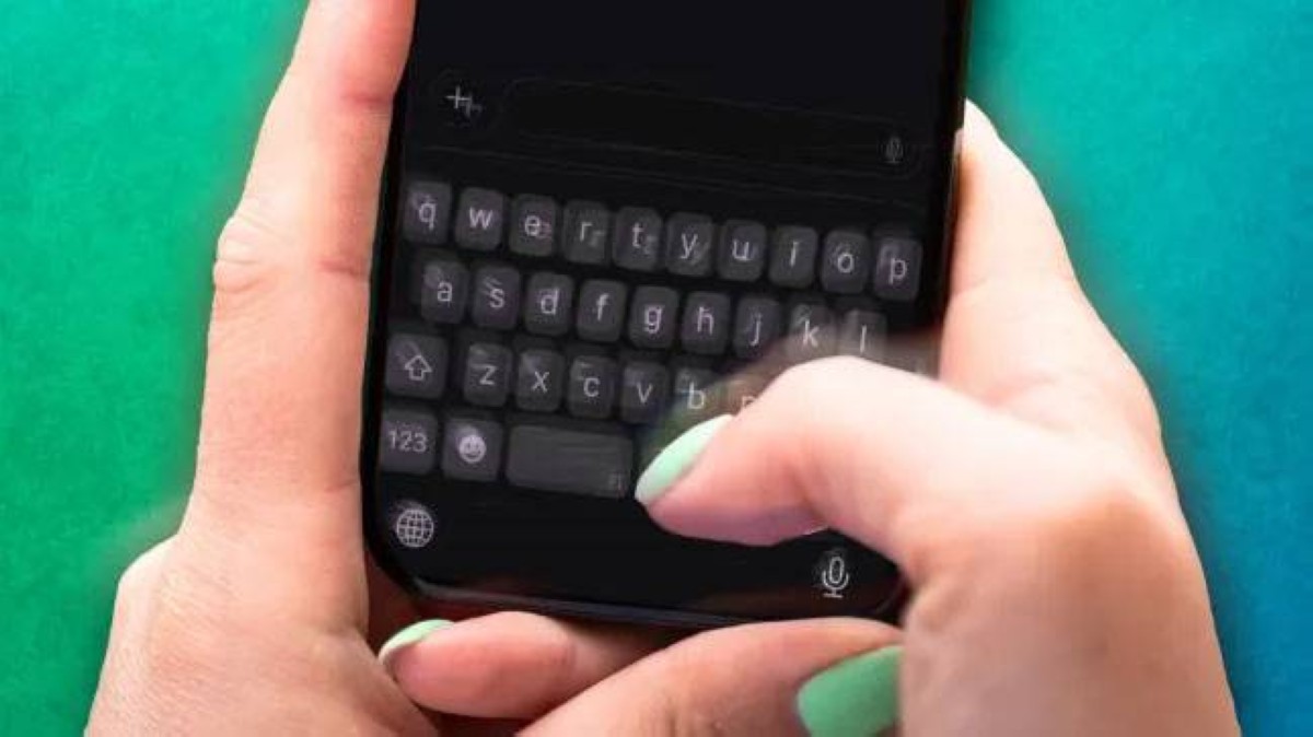 خلل في آيفون يجعل الجميع يكتبون بشكل خاطئ