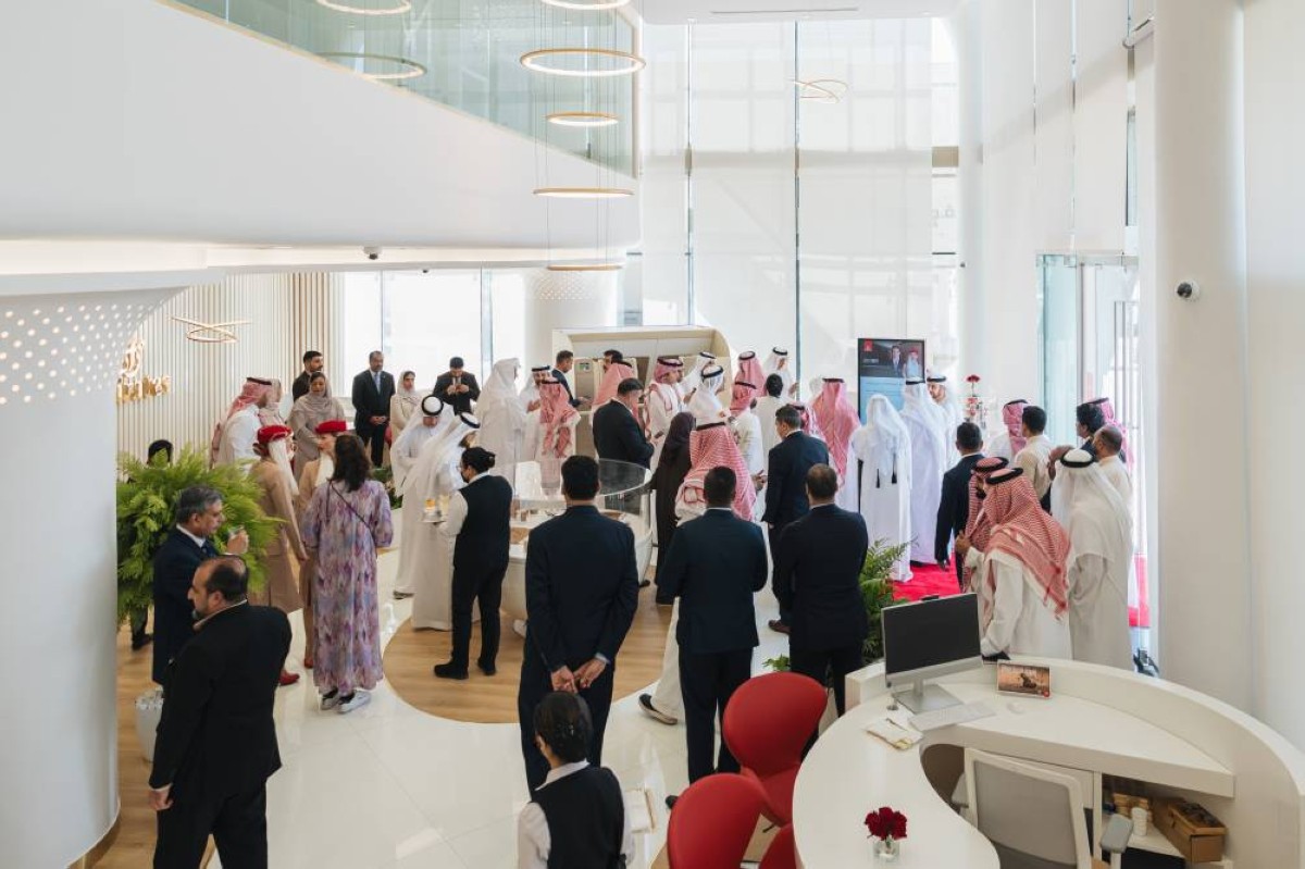 «طيران الإمارات» تفتتح متجر «عالم طيران الإمارات» في الرياض