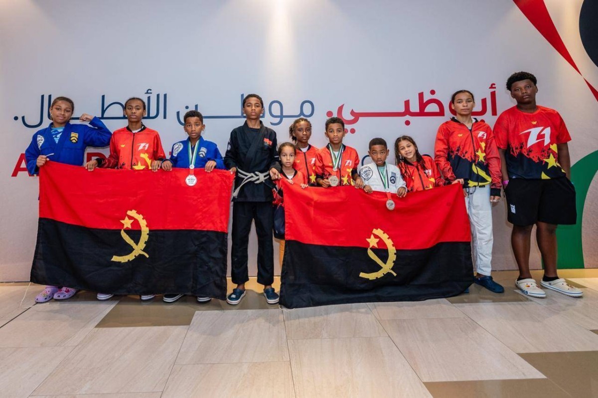 11 طفلاً من عائلة أنغولية يخطفون أضواء «عالمية أبوظبي للجوجيتسو»