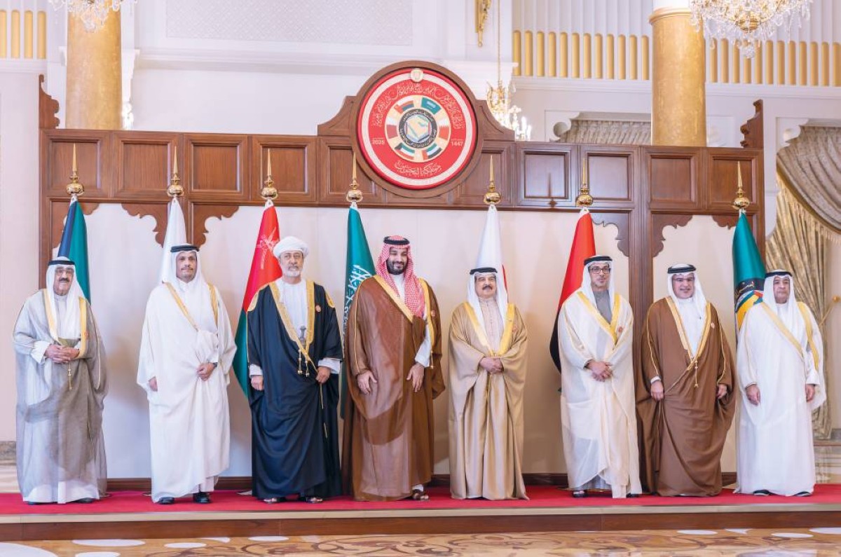 منصور بن زايد يشارك بالقمة الخليجية في البحرين