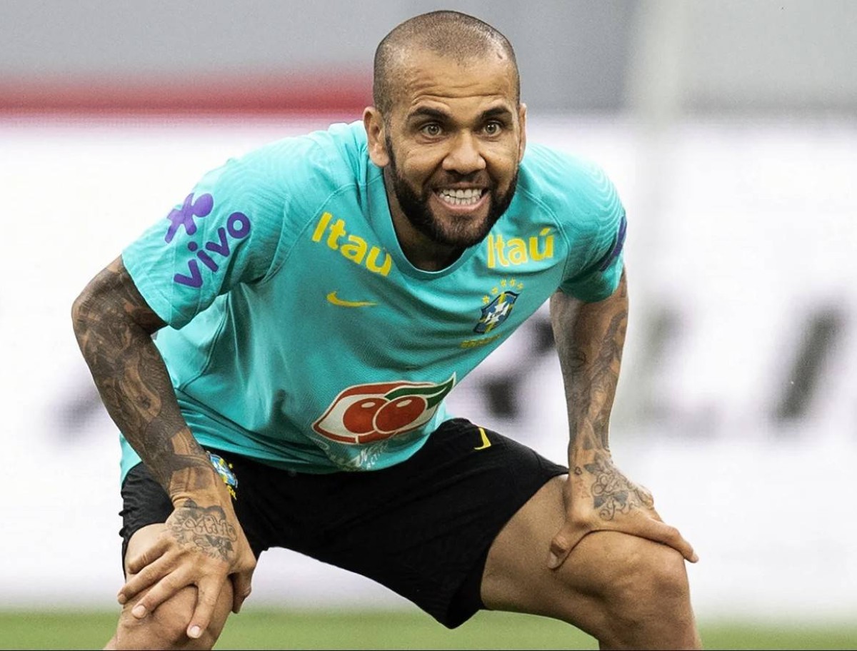 داني ألفيس يخطط للعودة إلى الملاعب في سن الـ42 عاماً