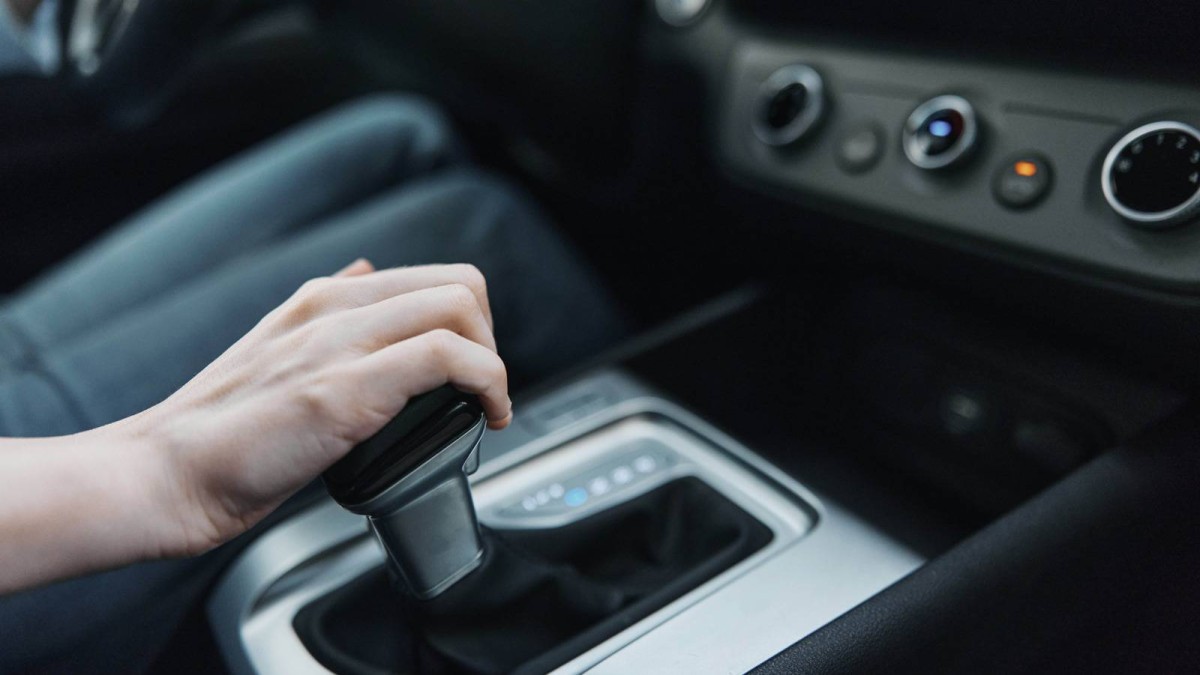 5 عادات خاطئة يجب تجنبها عند قيادة سيارة أوتوماتيكية