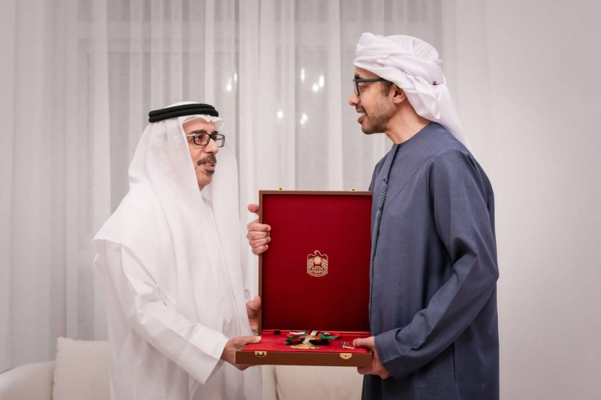 رئيس الدولة يمنح محمد سلطان السويدي وسام زايد الثاني من الطبقة الأولى