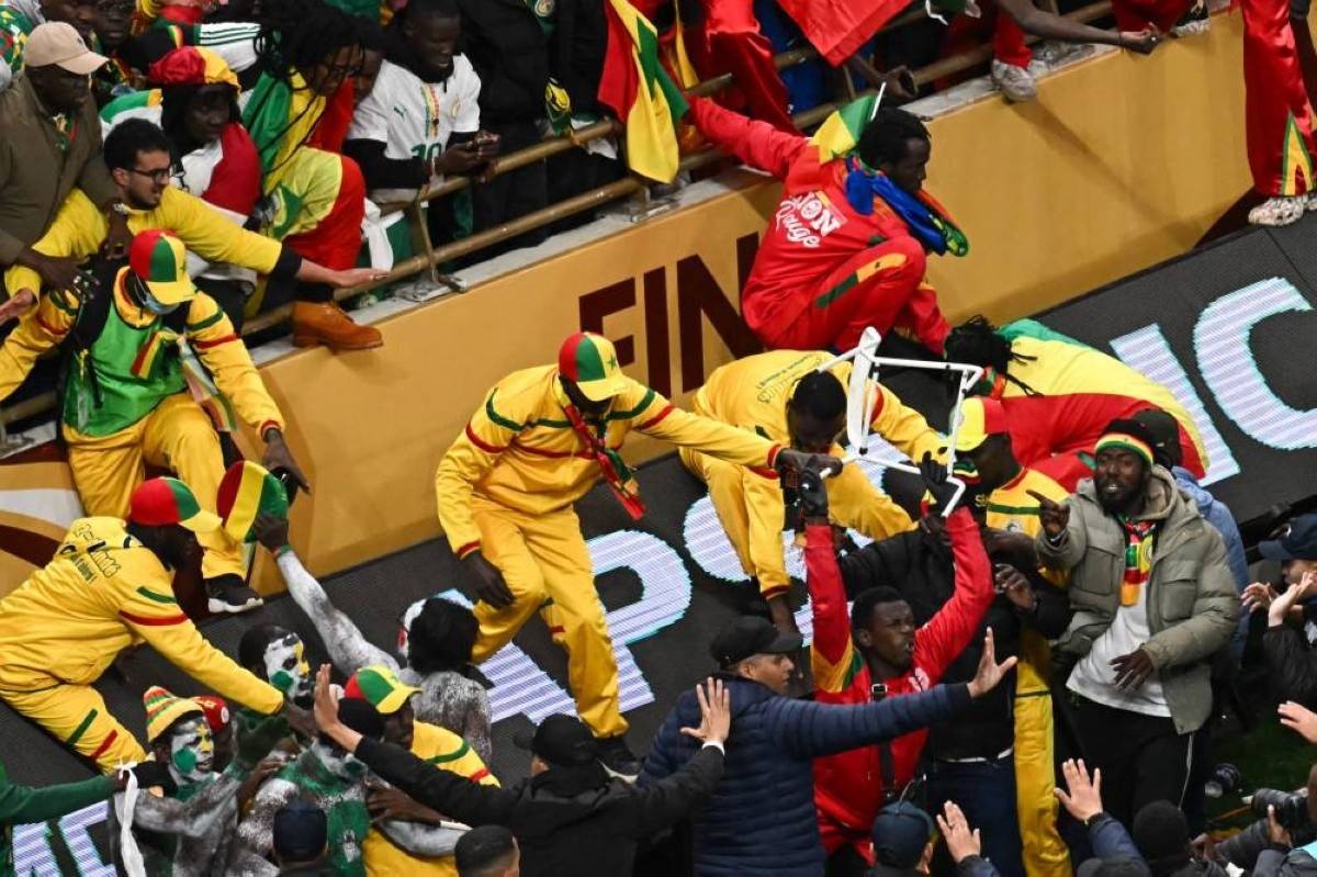 مشجع سنغالي يلقى مصرعه.. نهائي أمم إفريقيا ينتهي بواقعة مأساوية خارج الملعب