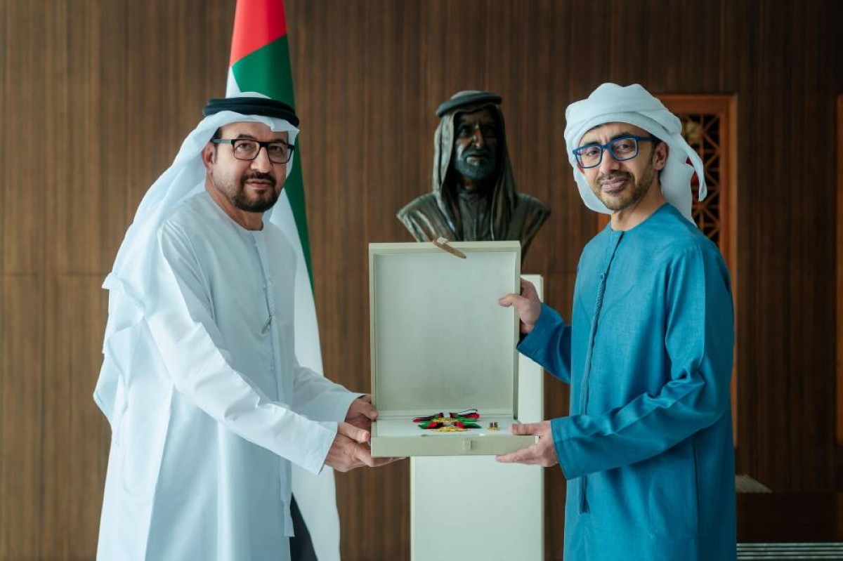رئيس الدولة يمنح سيف محمد الزعابي وسام زايد الثاني من الطبقة الأولى