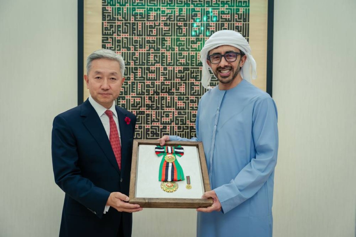 رئيس الدولة يمنح السفير الصيني وسام زايد الثاني من الطبقة الأولى