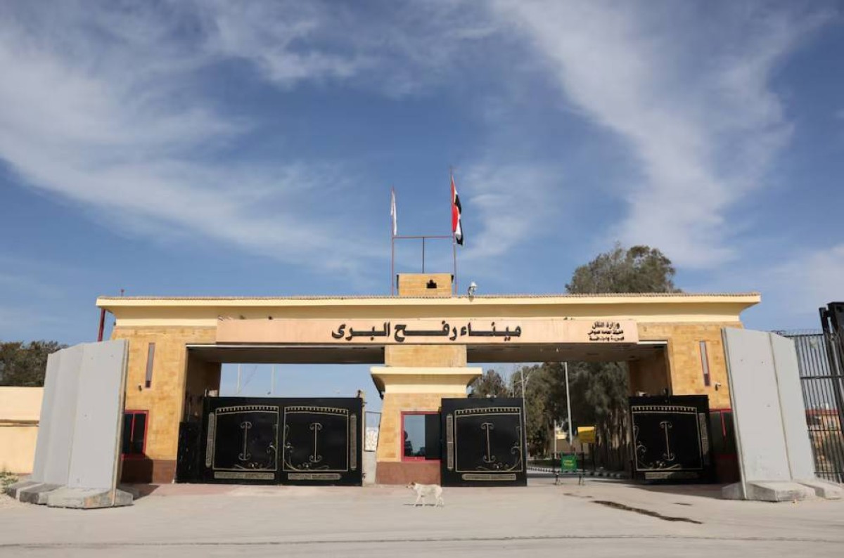 جرحى ومرضى من غزة يصلون إلى الجانب المصري بعد إعادة فتح معبر رفح