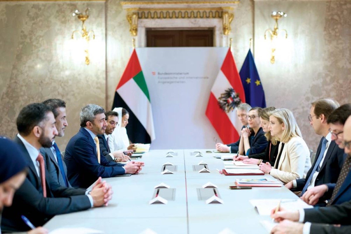 عبدالله بن زايد يبحث ومستشار النمسا الاعتداءات الصاروخية الإيرانية الغاشمة على الإمارات ودول المنطقة