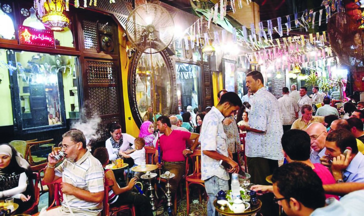 مقاهي مصر في رمضان.. نبض الحياة الاجتماعية والثقافية