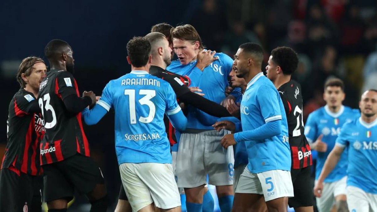 نابولي يترقب تعثر ميلان في سباق دوري الأبطال