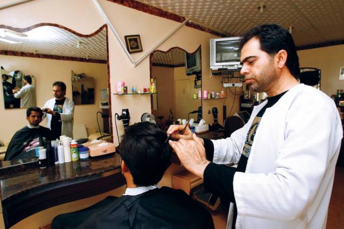 سباق مع الوقت.. إقبال كبير على مراكز التجميل ومحال الحلاقة وحجوزات قبل شهر