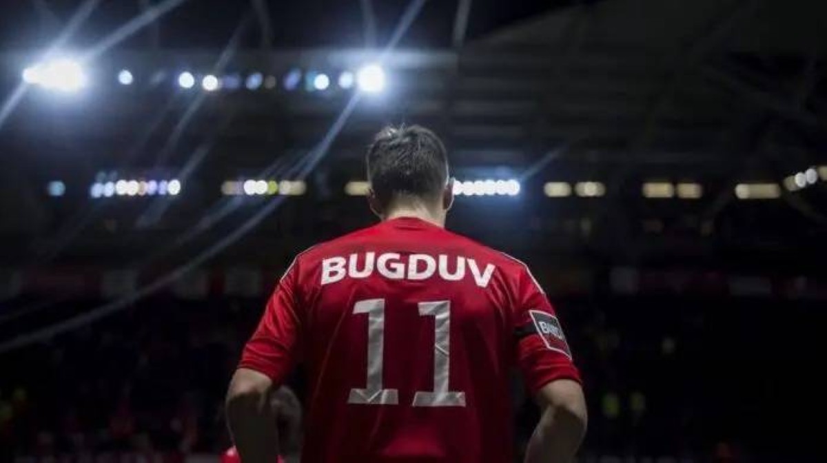 خدعة القرن.. صراع بين أرسنال وليفربول على «لاعب من الخيال»