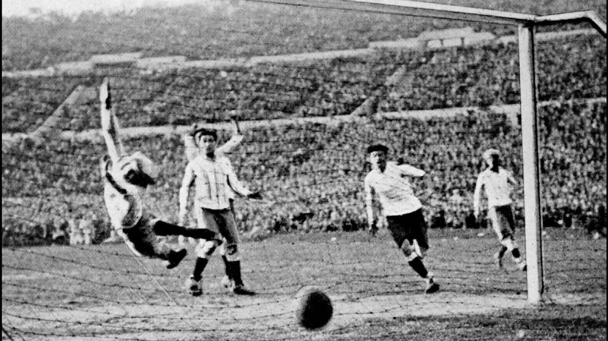 من «رحلة الـ 16 يوماً» إلى «معركة الكرات».. حكايات من أول مونديال 1930