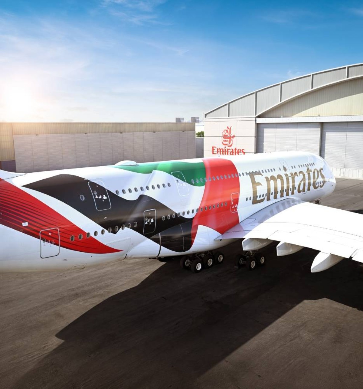 علم الدولة بحجم كبير يزين إيرباص A380 لطيران الإمارات