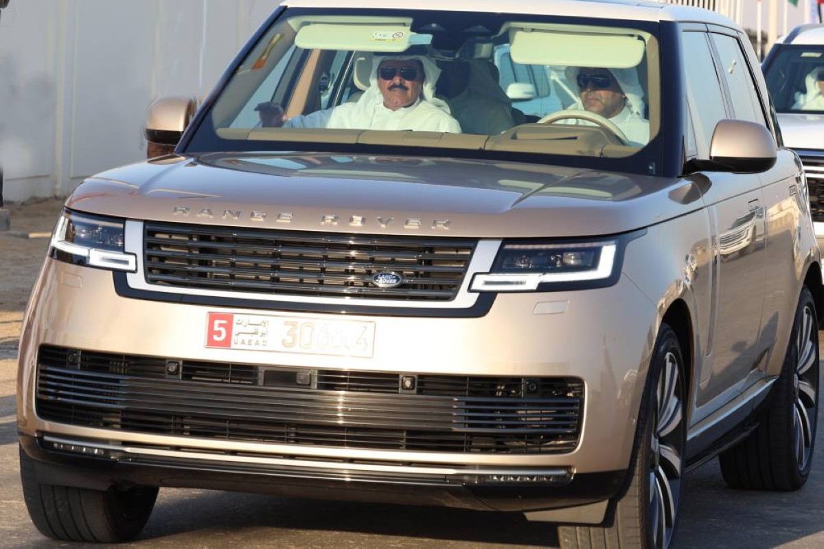 سلطان بن حمدان يشهد السباق التراثي في ختامي الوثبة للهجن
