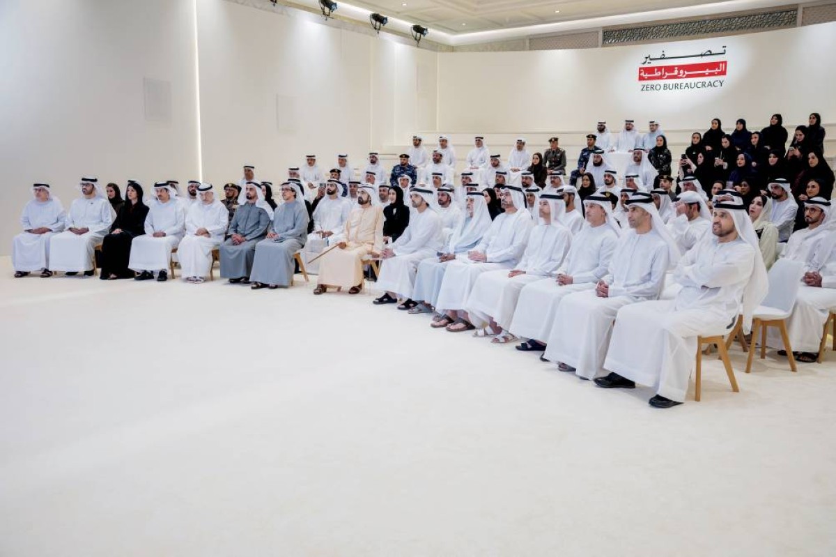 محمد بن راشد خلال حفل التكريم بحضور منصور بن زايد وحمدان بن محمد وسيف بن زايد ونهيان بن مبارك ومحمد القرقاوي وعلي الشامسي وريم الهاشمي ومحمد الحسيني وعبدالرحمن العويس وسلطان الجابر وعبدالرحمن العور وأحمد الفلاسي وثاني الزيودي وخليفة سليمان