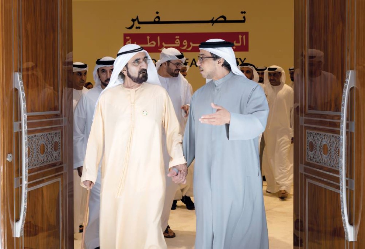 محمد بن راشد متحدثاً إلى منصور بن زايد