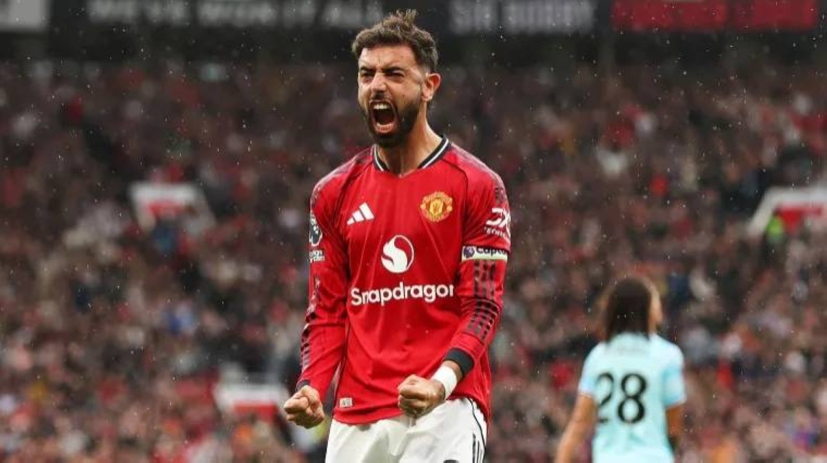 فرنانديز يتوج بجائزة أفضل لاعب في موسم الدوري الإنجليزي