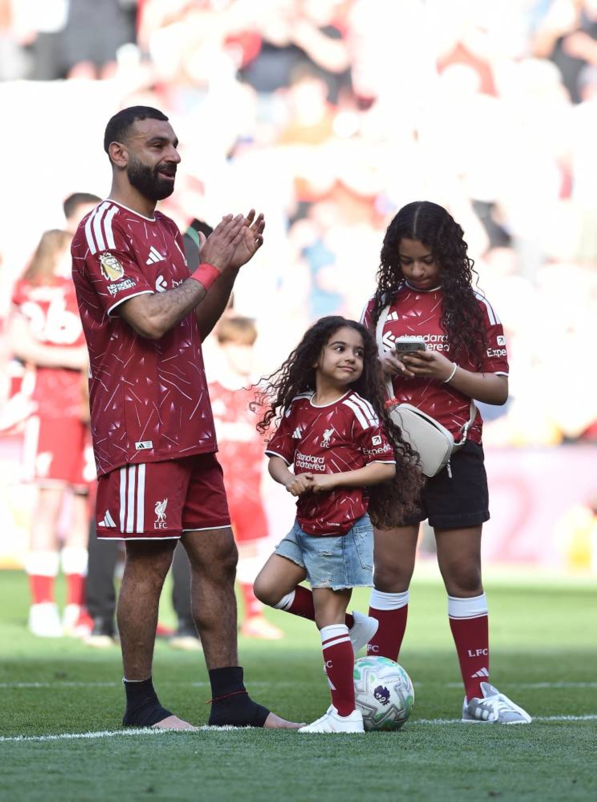 محمد صلاح يودع ليفربول بالدموع وسجدة شكر «فيديو»