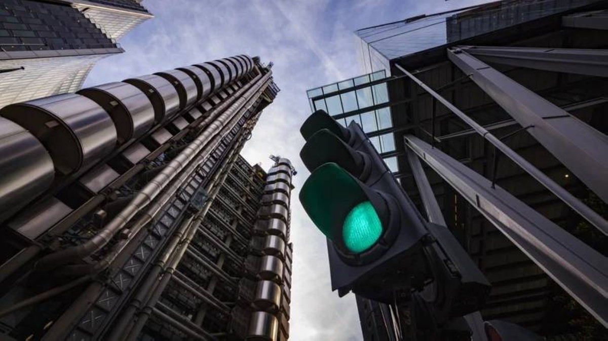 هل تعرف الاختلافات بين إشارات المرور في أوروبا وأميركا؟