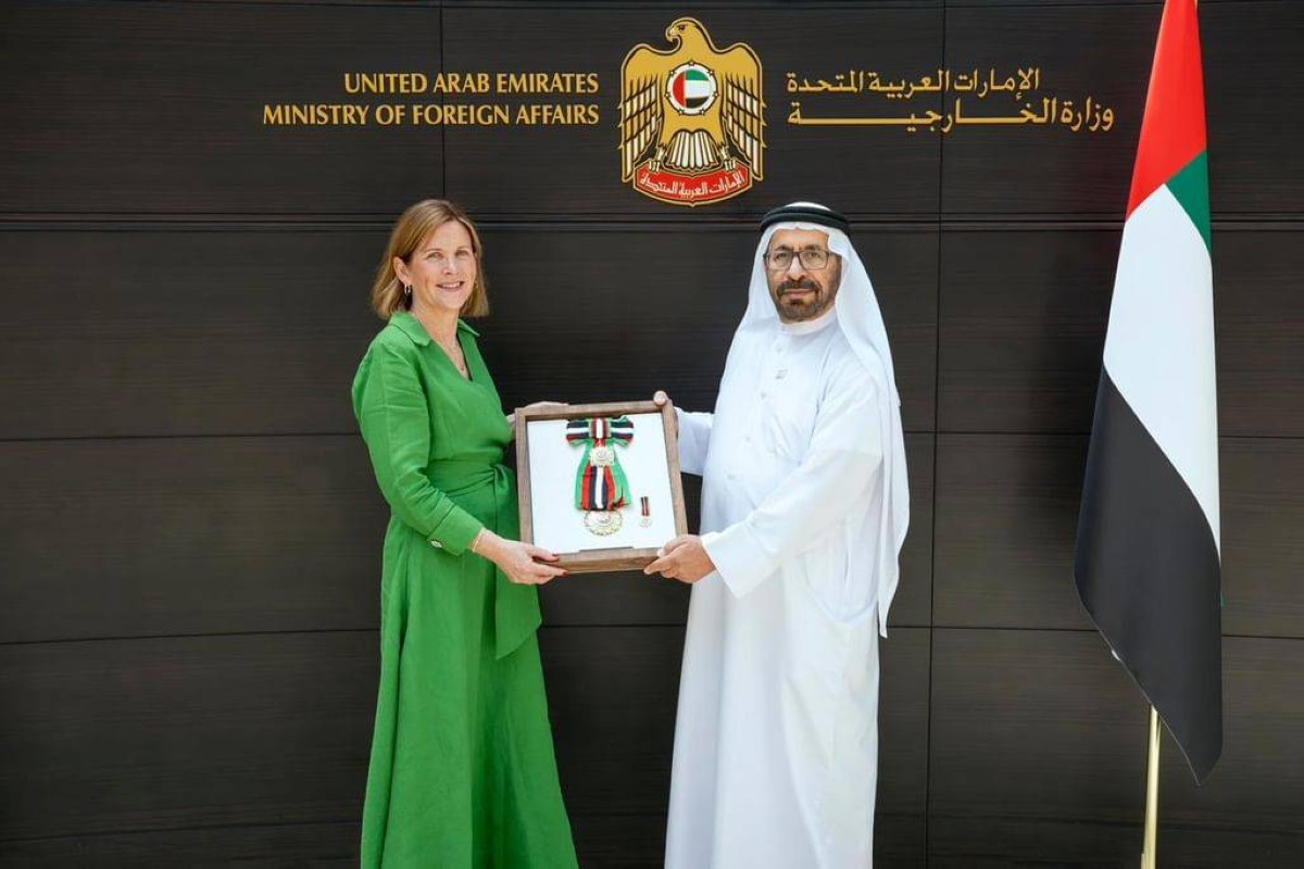 رئيس الدولة يمنح سفيرة أيرلندا وسام زايد الثاني من الطبقة الأولى