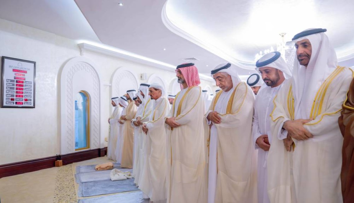 حاكم عجمان وولي عهده يؤديان صلاة عيد الأضحى في مسجد قصر الزاهر