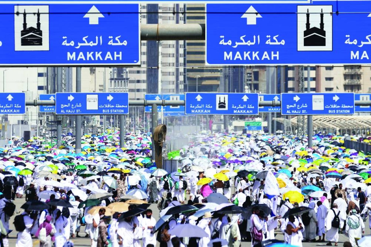 ضيوف الرحمن يواصلون رمي الجمرات في أول أيام التشريق