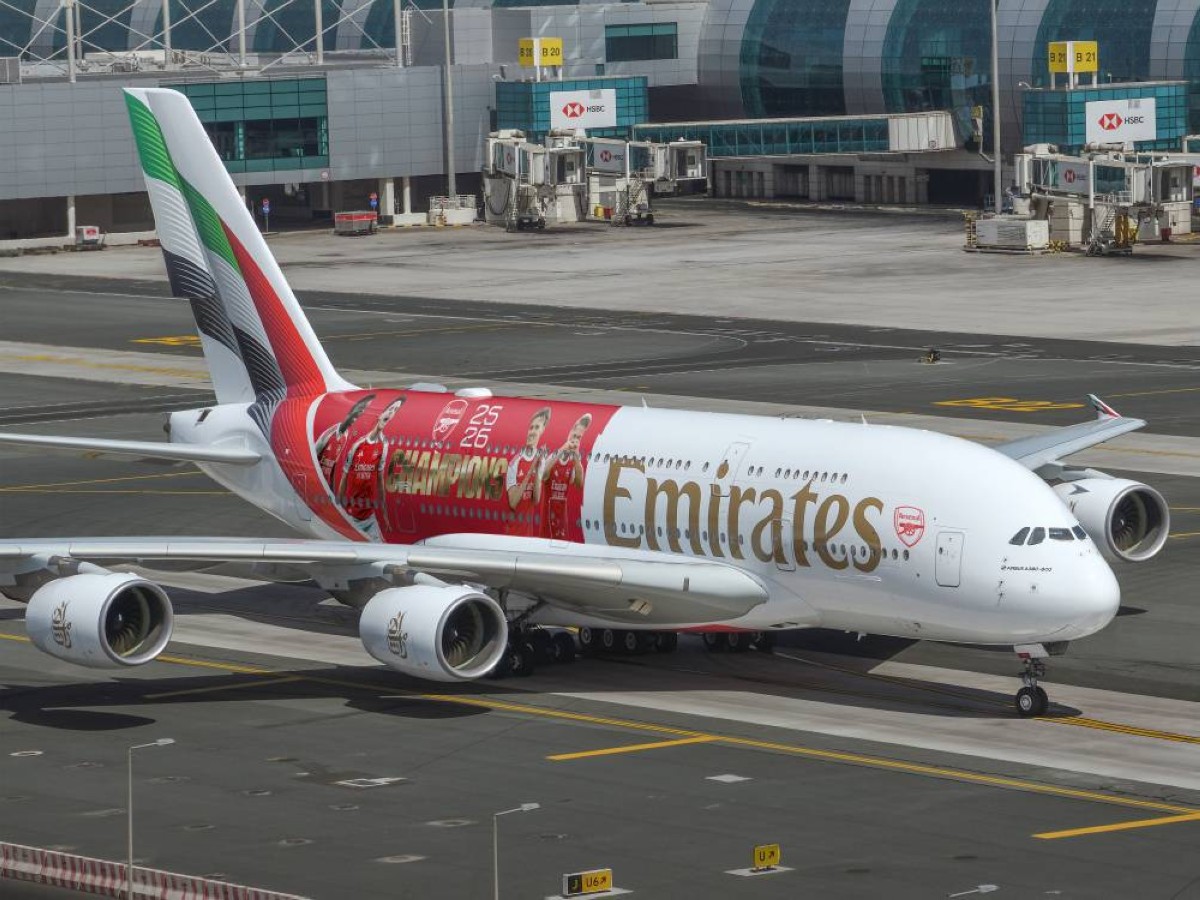 طيران الإمارات تحتفي بتتويج أرسنال بالدوري الإنجليزي بكسوة خاصة لطائرتها الإيرباص A380