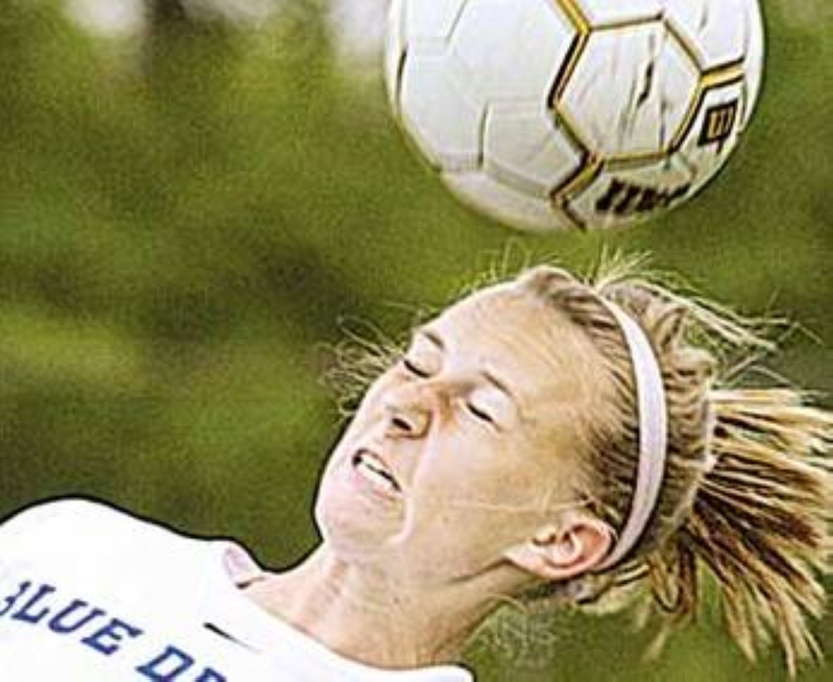 رأسيات كرة القدم ارتجاج صامت يهدد الدماغ بالزهايمر