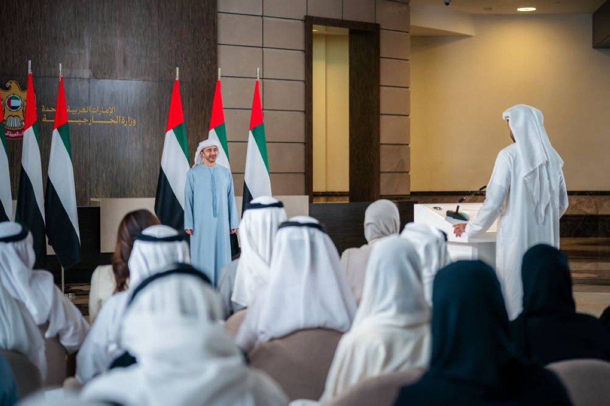 أمام عبدالله بن زايد.. دفعة من الدبلوماسيين الجدد تؤدي اليمين القانونية