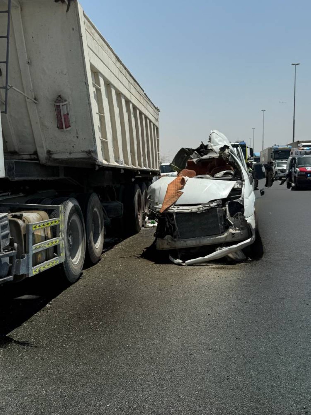 بعد وفيات في حادث تصادم .. شرطة دبي تحذر من خطورة الوقوف وسط الطريق