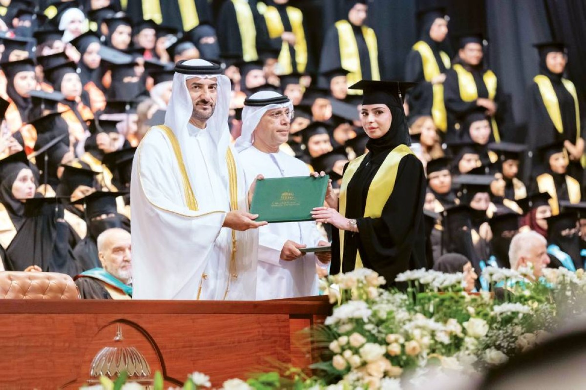 سلطان بن أحمد يشهد تخريج 560 طالبة بجامعة الشارقة