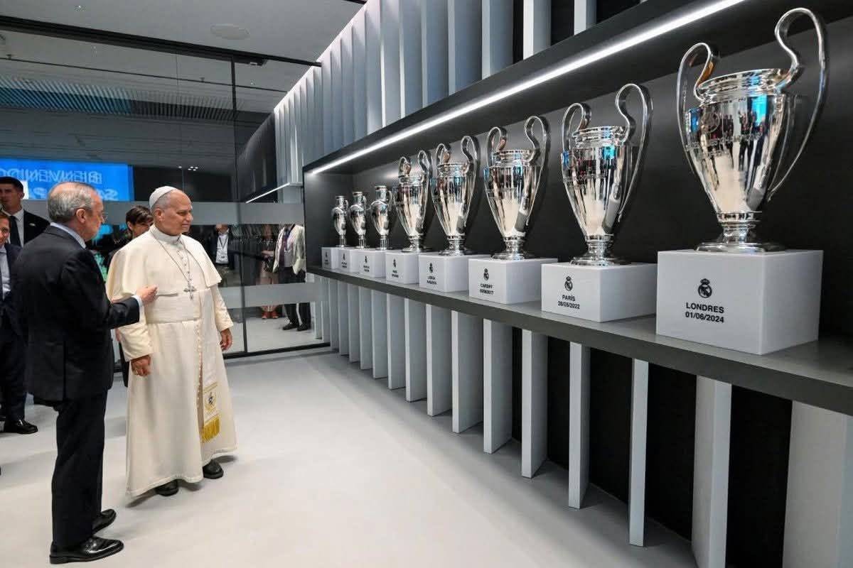 بيريز يهدي قميص ريال مدريد إلى بابا الفاتيكان (فيديو)